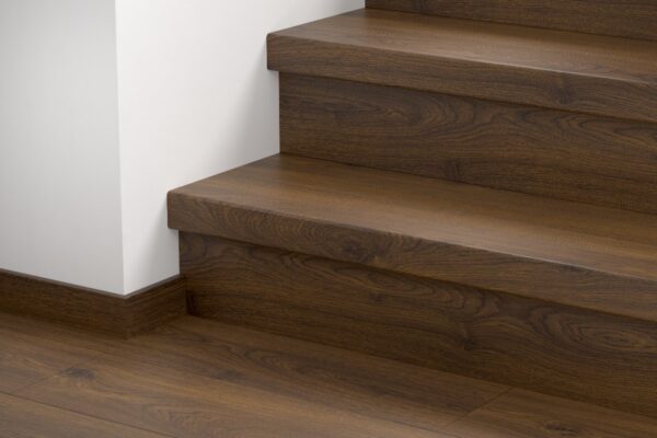 CLM5800 Mogyoróbarna Tölgy Bullnose Lépcsőborítás