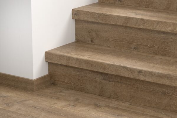 EL3579 Barna Riva Tölgy Bullnose Lépcsőborítás