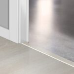 EL3573 Világosszürke Elegáns Tölgy Incizo 5in1 Burkolatváltó Profil és Lépcső Orrelem