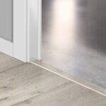 IM1861 Világosszürke Betonszín Fa Incizo 5in1 Burkolatváltó Profil és Lépcső Orrelem