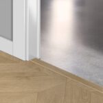 IPA4160 Középbarna Chevron Tölgy Incizo 5in1 Burkolatváltó Profil és Lépcső Orrelem
