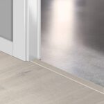 AVMPU40200 Fehéres Pamut Tölgy Incizo 5in1 Burkolatváltó Profil és Lépcső Orrelem