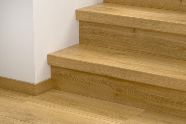 AVMPU40238 Füstös Füvészkerti Tölgy Bullnose Lépcsőborítás