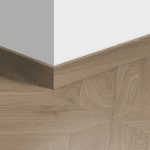 IPA4164 Taupe Chevron Tölgy Standard Szegélyléc
